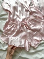 ست تاپ، شلوارک و روبدوشامبر ساتن صورتی - Image 3