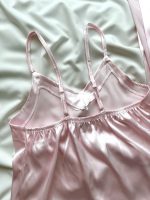 ست تاپ، شلوارک و روبدوشامبر ساتن صورتی - Image 5