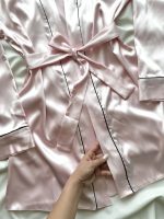 ست تاپ، شلوارک و روبدوشامبر ساتن صورتی - Image 6