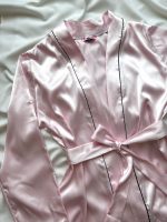 ست تاپ، شلوارک و روبدوشامبر ساتن صورتی - Image 7