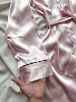 ست تاپ، شلوارک و روبدوشامبر ساتن صورتی - Image 8